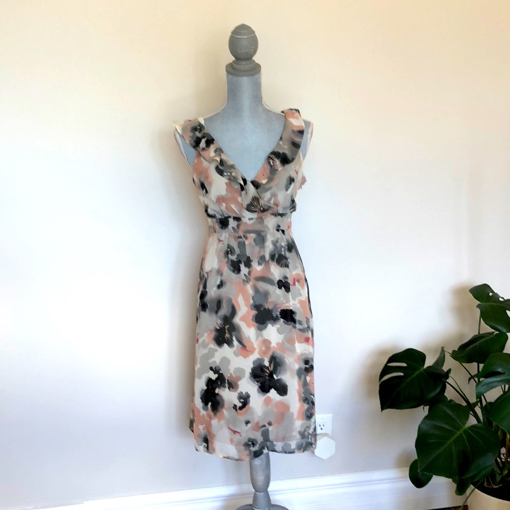 This beautiful sleeveless dress is perfect to wear to an event or a lunch date.